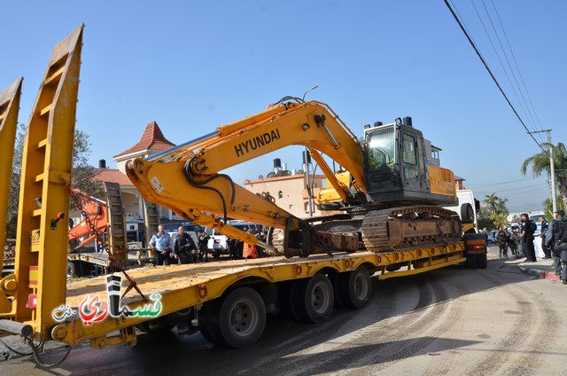 فيديو: قوات كبيرة ومُدججة بالدبابات والصواريخ تهدم اساسات بيت الشيخ غازي عيسى بحجة البناء في ارض المنهال ...