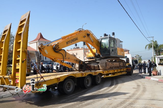 فيديو: قوات كبيرة ومُدججة بالدبابات والصواريخ تهدم اساسات بيت الشيخ غازي عيسى بحجة البناء في ارض المنهال ...