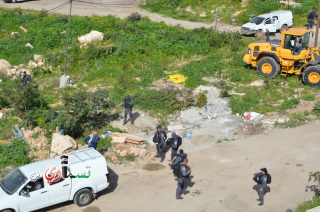 فيديو: قوات كبيرة ومُدججة بالدبابات والصواريخ تهدم اساسات بيت الشيخ غازي عيسى بحجة البناء في ارض المنهال ...