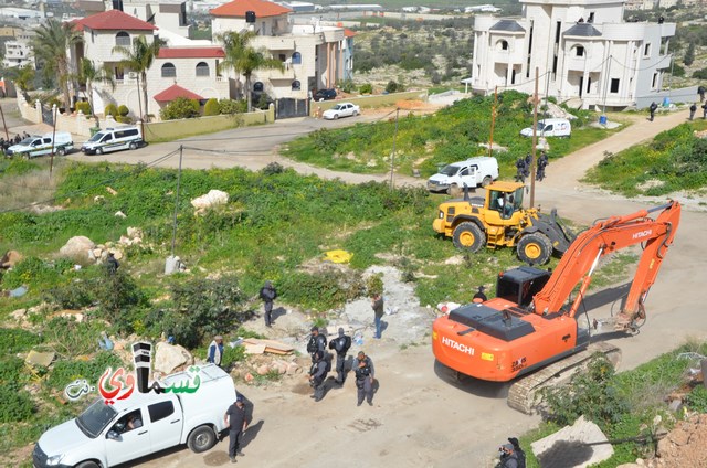 فيديو: قوات كبيرة ومُدججة بالدبابات والصواريخ تهدم اساسات بيت الشيخ غازي عيسى بحجة البناء في ارض المنهال ...