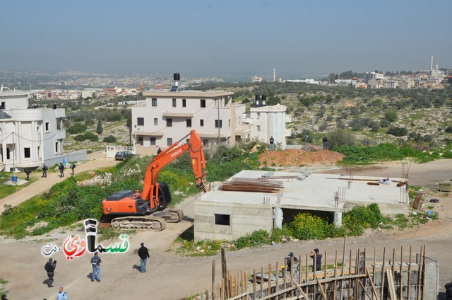 فيديو: قوات كبيرة ومُدججة بالدبابات والصواريخ تهدم اساسات بيت الشيخ غازي عيسى بحجة البناء في ارض المنهال ...