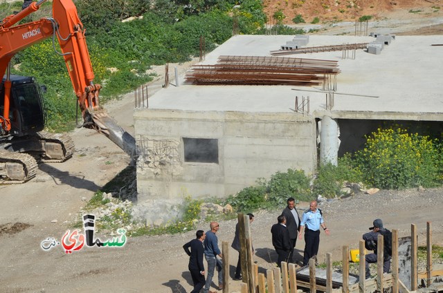 فيديو: قوات كبيرة ومُدججة بالدبابات والصواريخ تهدم اساسات بيت الشيخ غازي عيسى بحجة البناء في ارض المنهال ...