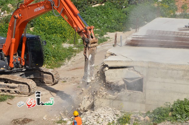 فيديو: قوات كبيرة ومُدججة بالدبابات والصواريخ تهدم اساسات بيت الشيخ غازي عيسى بحجة البناء في ارض المنهال ...