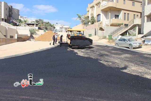 فيديو : تعبيد شارع جبل عوني ومدرسة الحياة بعد طول انتظار ومصاعب عدة بمشاركة رئيس البلدية الذي اكد على استمرار حملة التعبيد