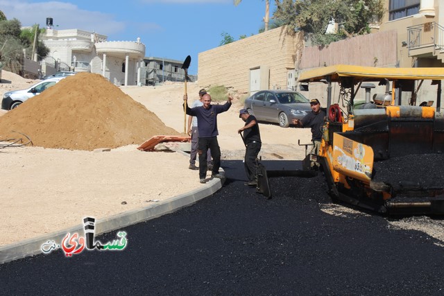 فيديو : تعبيد شارع جبل عوني ومدرسة الحياة بعد طول انتظار ومصاعب عدة بمشاركة رئيس البلدية الذي اكد على استمرار حملة التعبيد