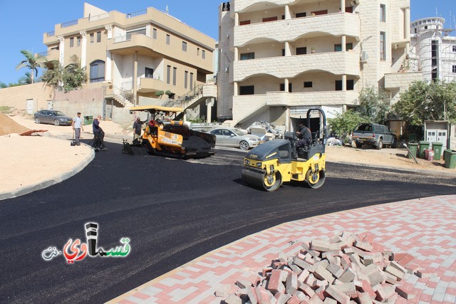 فيديو : تعبيد شارع جبل عوني ومدرسة الحياة بعد طول انتظار ومصاعب عدة بمشاركة رئيس البلدية الذي اكد على استمرار حملة التعبيد