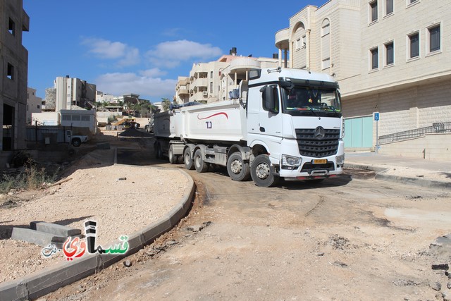 فيديو : تعبيد شارع جبل عوني ومدرسة الحياة بعد طول انتظار ومصاعب عدة بمشاركة رئيس البلدية الذي اكد على استمرار حملة التعبيد