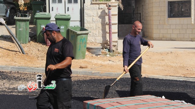 فيديو : تعبيد شارع جبل عوني ومدرسة الحياة بعد طول انتظار ومصاعب عدة بمشاركة رئيس البلدية الذي اكد على استمرار حملة التعبيد