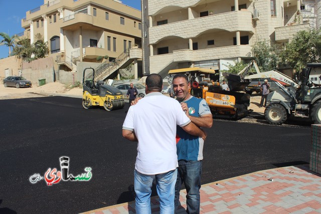 فيديو : تعبيد شارع جبل عوني ومدرسة الحياة بعد طول انتظار ومصاعب عدة بمشاركة رئيس البلدية الذي اكد على استمرار حملة التعبيد