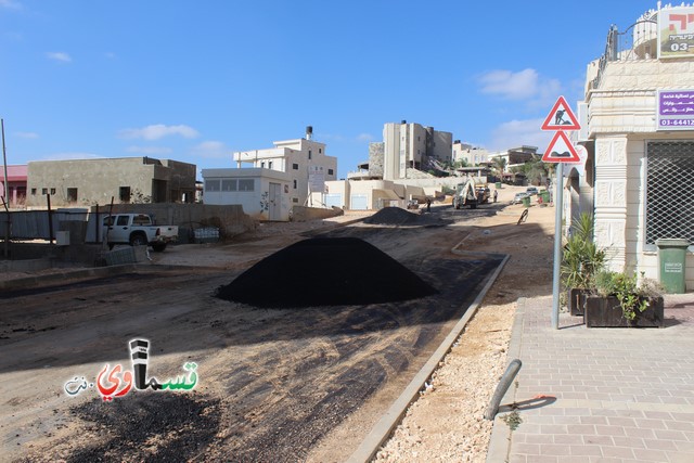 فيديو : تعبيد شارع جبل عوني ومدرسة الحياة بعد طول انتظار ومصاعب عدة بمشاركة رئيس البلدية الذي اكد على استمرار حملة التعبيد