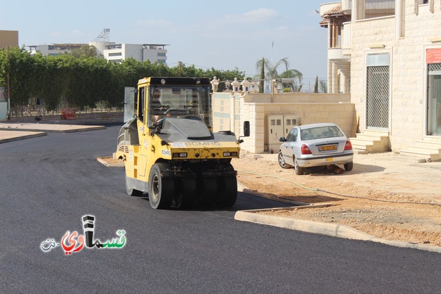 فيديو : تعبيد شارع جبل عوني ومدرسة الحياة بعد طول انتظار ومصاعب عدة بمشاركة رئيس البلدية الذي اكد على استمرار حملة التعبيد