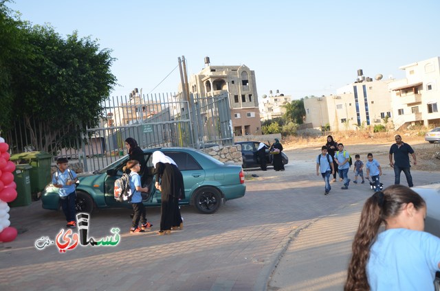 كفرقاسم- فيديو : رئيس البلدية عادل بدير والاستاذ وليد طه يفتتحون العام الدراسي باتقان وسط  فرحة عارمة للطلاب والاهالي 