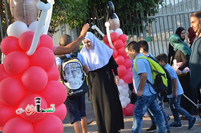 كفرقاسم- فيديو : رئيس البلدية عادل بدير والاستاذ وليد طه يفتتحون العام الدراسي باتقان وسط  فرحة عارمة للطلاب والاهالي 