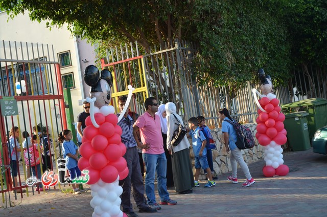 كفرقاسم- فيديو : رئيس البلدية عادل بدير والاستاذ وليد طه يفتتحون العام الدراسي باتقان وسط  فرحة عارمة للطلاب والاهالي 